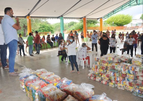 Prefeitura de Piranhas entrega cestas básicas e vale gás para famílias em situação de vulnerabilidade social